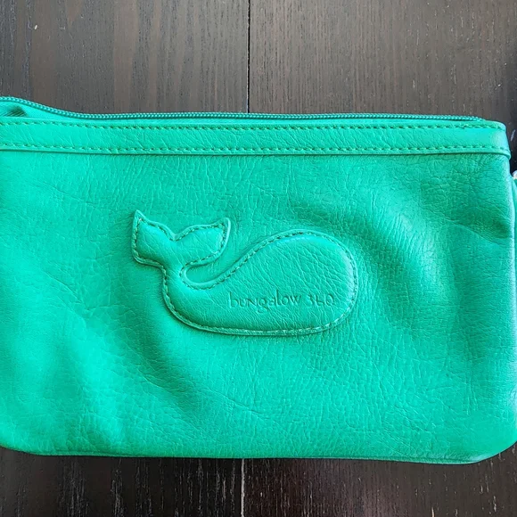 Bungalow 360 Green Vegan Whale Leather Clutch Wristlet Purse Gorgeous Like New - Picture 3 of 8